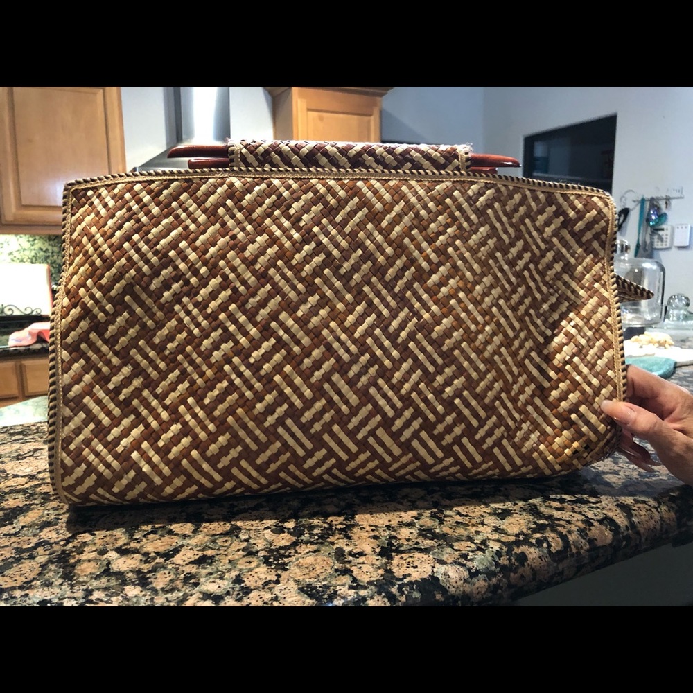 Stylish tote bag with wooden handles